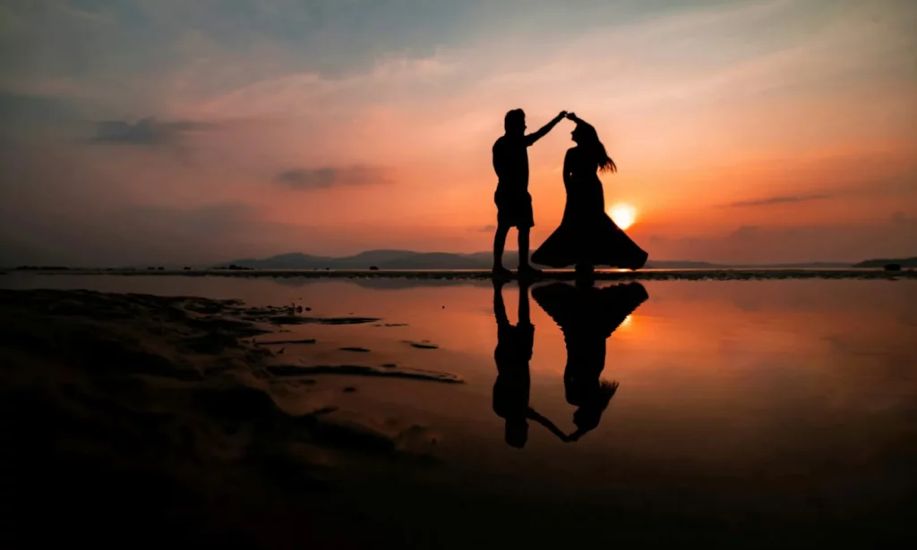 Couple dansant au coucher du soleil, intimité et complicité retrouvées
