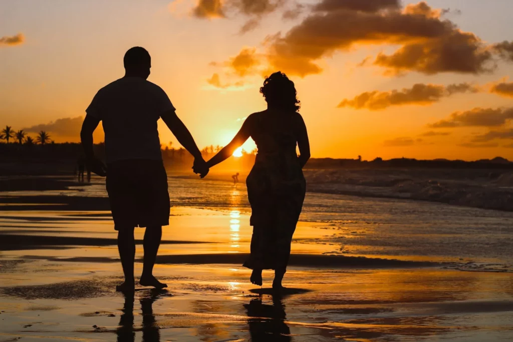 Couple enlacé sur la plage au coucher du soleil, thérapie de couple