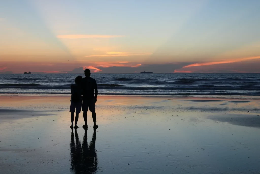 Couple et son reflet sur le sable mouillé, thérapie de couple près de Nantes et de Rouen