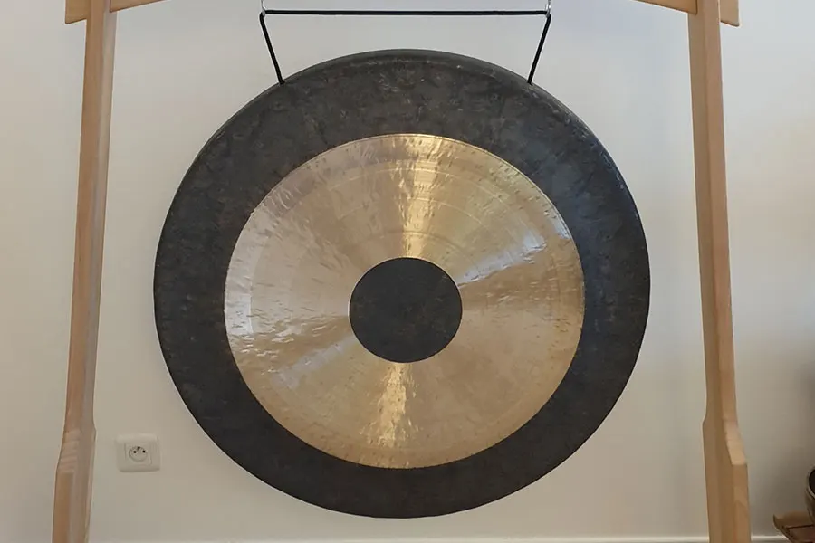 Grand gong suspendu pour les séances de voyage sonore