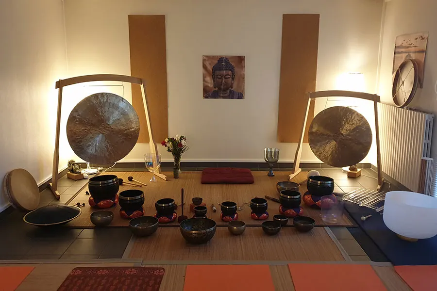 Gongs et bols chantants installés pour un voyage sonore au cabinet