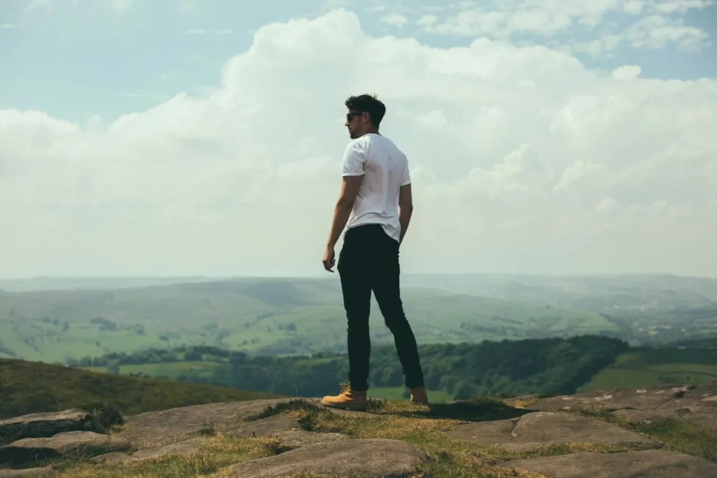 Homme contemplant un paysage, parcours et formations du thérapeute