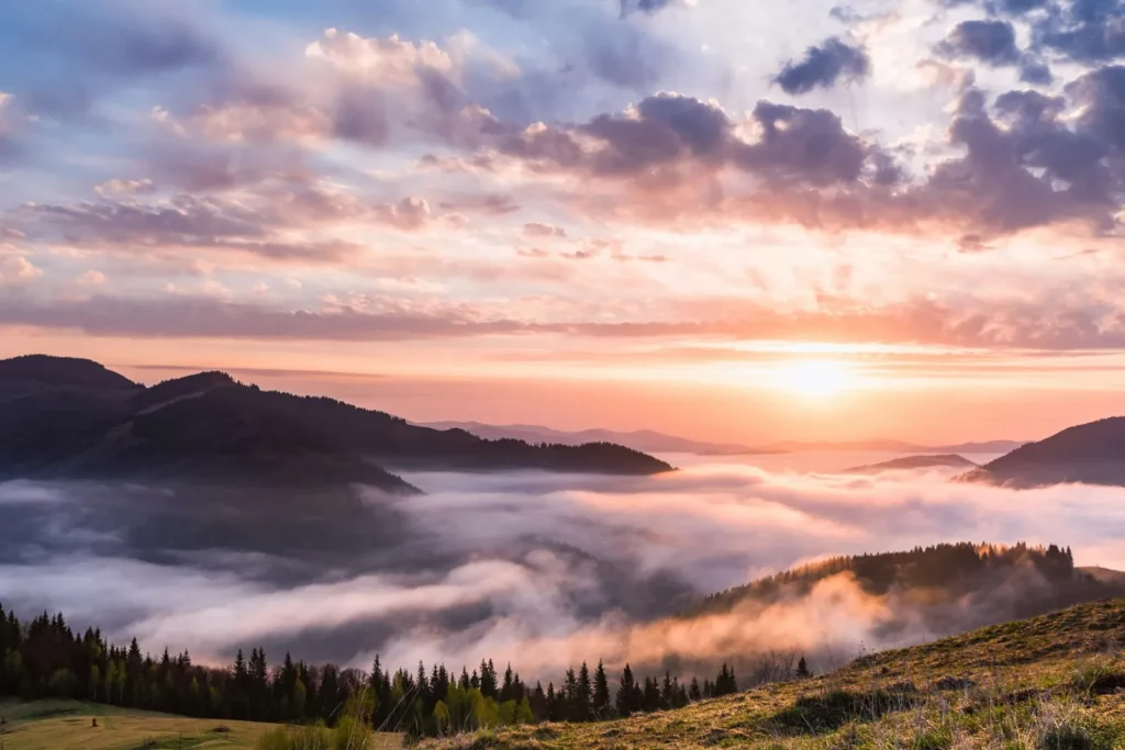 Mer de nuages au coucher du soleil, image du lâcher-prise
