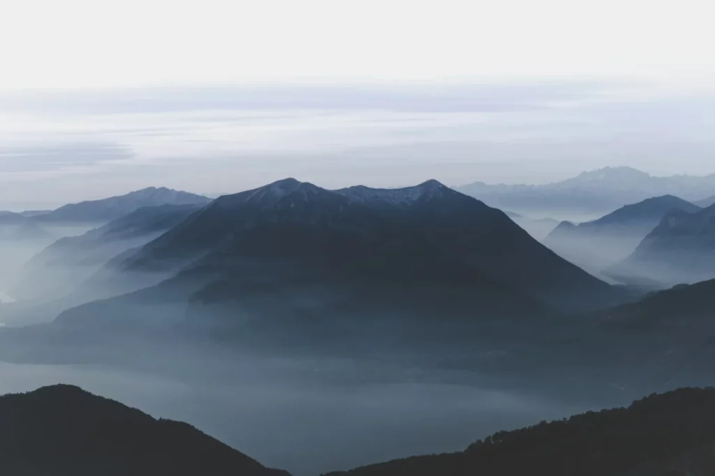 Montagnes dans la brume, image de résilience et de reconstruction
